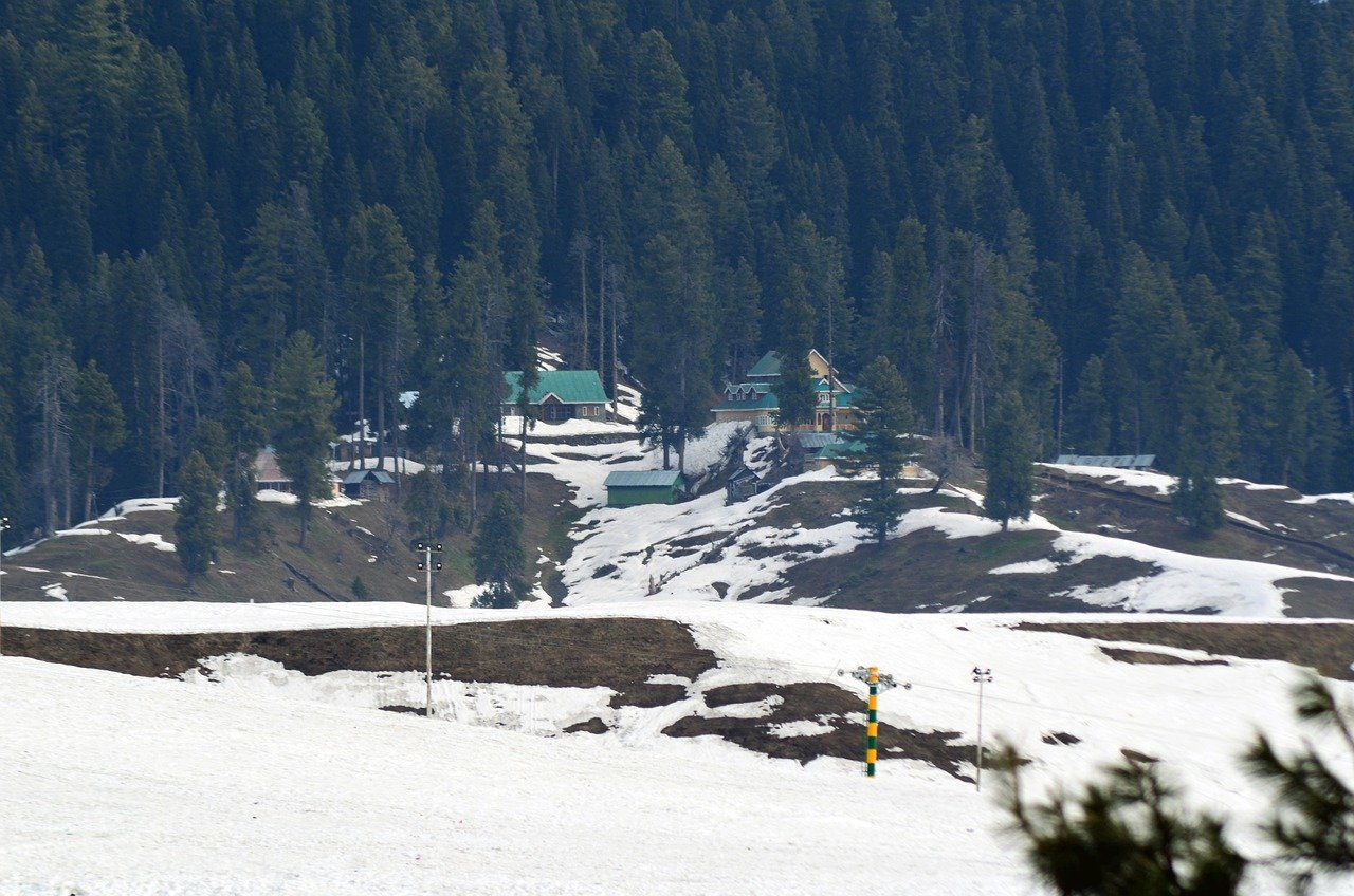 Gulmarg - Pahalgam- 140 kms 5 Hours